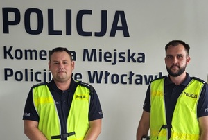 na zdjęciu dwóch umundurowanych policjantów