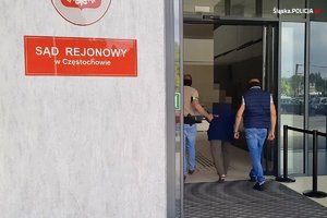 dwaj funkcjonariusze wprowadzają zatrzymaną do budynku Sądu rejonowego w Częstochowie