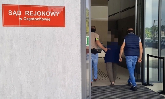 dwaj funkcjonariusze wprowadzają zatrzymaną do budynku Sądu rejonowego w Częstochowie