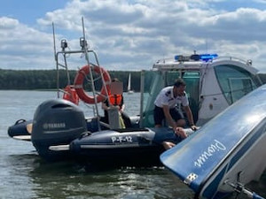 Policjanci podczas akcji ratunkowej na zbiorniku wodnym