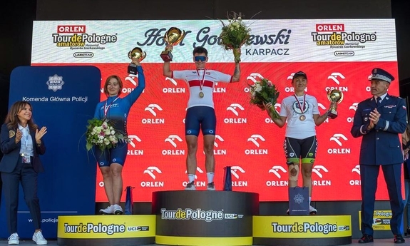 na podium w strojach sportowych stoją policjantki