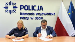 Komendant Wojewódzki Policji w Opolu insp. Magdalena Nguyen-Fudala i Jarosław Kostyła - Dyrektor Opolskiego Centrum Ratownictwa Medycznego podpisują porozumienie