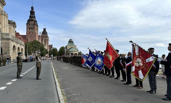 wojskowi salutują przed policjantami