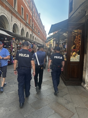 Na wąskiej uliczce dwóch polskich i jeden włoski policjant.