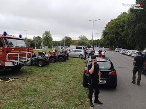 różne służby i pojazdy stoją przy drodze