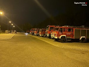 noc, wozy strażackie stoją przy ulicy