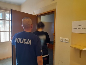 policjant z zatrzymanym