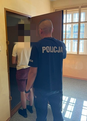 policjant z zatrzymanym