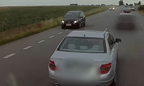 ujęcie z kamerki samochodowej. auto wyprzedza inne auto na czołówkę