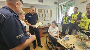 Komendant KMP w Grudziądzu wraz z Dominiką Urban i innymi policjantami w gabinecie