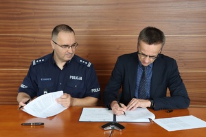 insp. Przemysław Więcław - Dyrektor Biura Łączności i Informatyki Komendy Głównej Policji oraz Przemysław Kania - Dyrektor Generalny Cisco w Polsce.