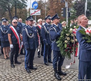 policjanci składają wieńce