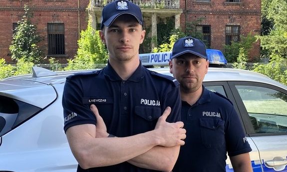 policjanci stoją obok siebie