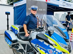 na zdjęciu umundurowany policjant siedzi na motocyklu