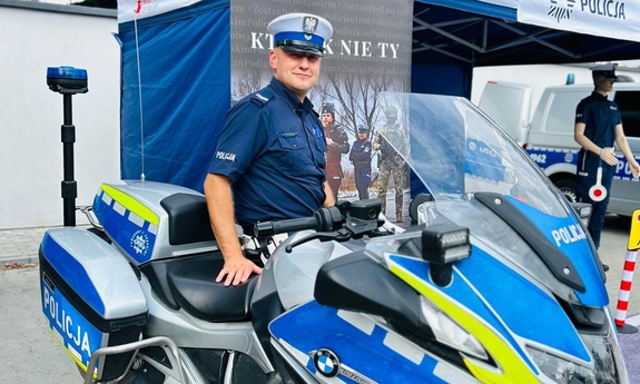 na zdjęciu umundurowany policjant siedzi na motocyklu