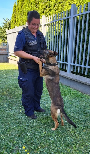 umundurowana policjantka z nowym pieskiem służbowym