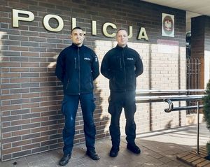 POLICJANCI POZUJĄ DO ZDJĘCIA