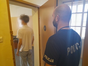 policjant z zatrzymanym mężczyzną