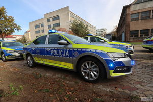 Oznakowany radiowóz na parkingu.