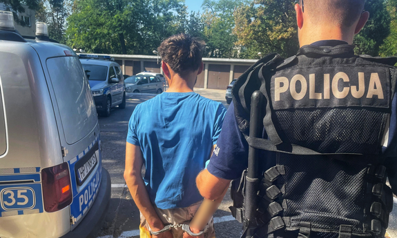 Policjant prowadzi zatrzymanego