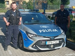 policjanci przy radiowozie