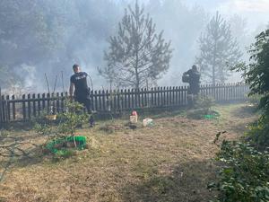 dwaj policjanci gaszą pożar