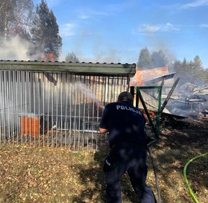 policjant gasi pożar