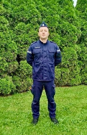 na zdjęciu umundurowany policjant