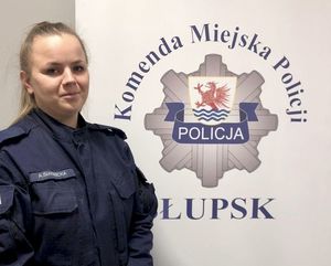 na zdjęciu umundurowana policjantka