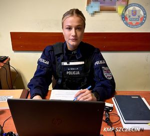 policjantka siedzi przy biurku