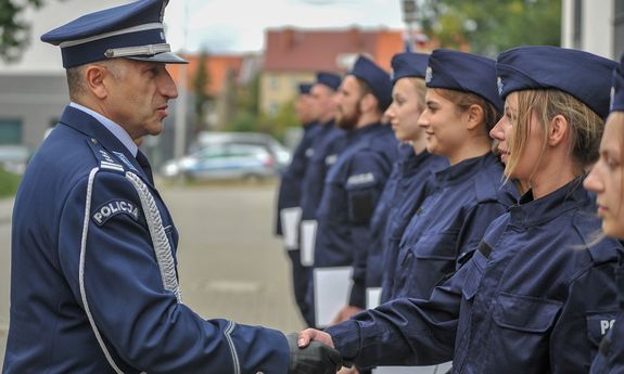 policjant podaje rękę policjantce