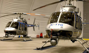 Dwa policyjne śmigłowce Bell-407GXi w hangarze.