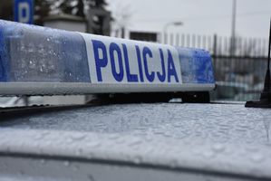 Napis Policja na sygnalizatorze świetlnym na dachu radiowozu