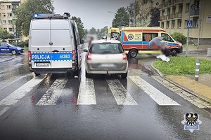 wypadek drogowy - samochód osobowy na pasach obok radiowóz policyjny i karetka