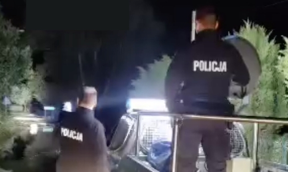 policjanci podczas akcji ratunkowej