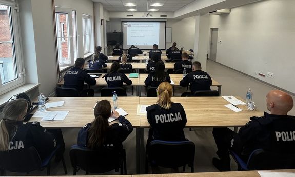 policjanci siedzą przy biurkach