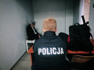 policjant z zatrzymanym