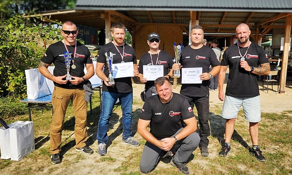 Strzelecka Reprezentacja Polskiej Policji na zdjęciu grupowym z medalami na szyi