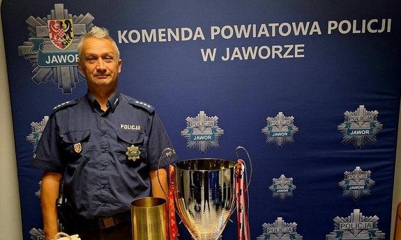 Policjant z pucharami i medalami