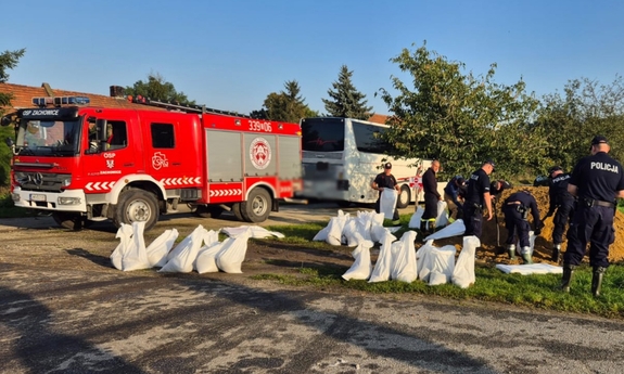 Policjanci podczas działań przeciwpowodziowych