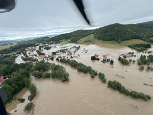 widok ze śmigłowca na zalane miasto