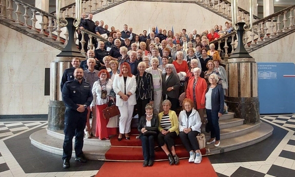 uczestnicy konferencji pozują do zdjęcia stojąc na schodach