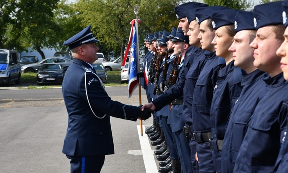 policjanci w trakcie ślubowania