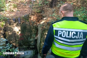 Policjant patrzy na wejście do bunkra