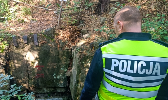 Policjant patrzy na wejście do bunkra