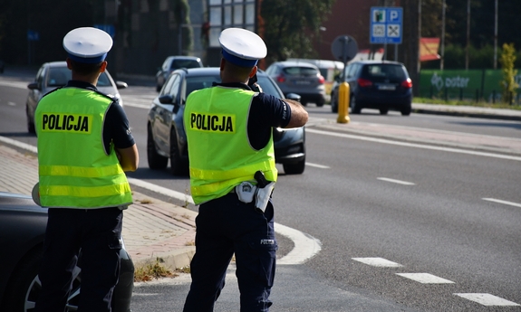 dwaj policjanci podczas kontroli drogowej