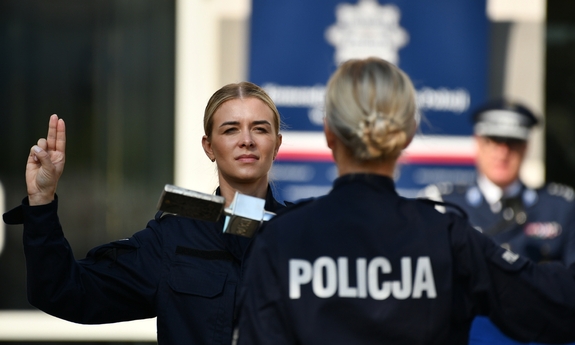 policjantki w trakcie ślubowania