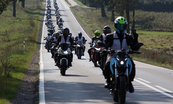 grupa motocyklistów na drodze w trakcie rajdu