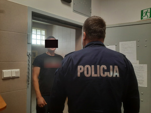 Policjant i zatrzymany mężczyzna