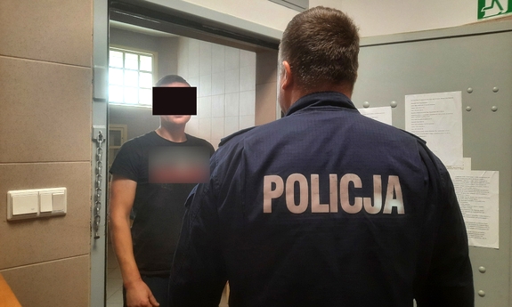 Policjant i zatrzymany mężczyzna